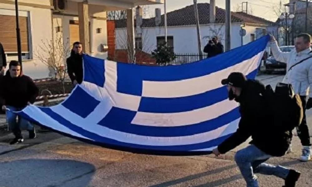 Καστανιές: Συμβολική κίνηση με ελληνική σημαία – Εικόνα